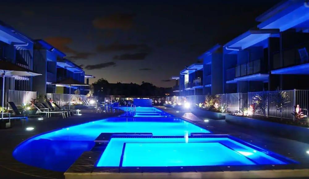 Ramada By Wyndham Hervey Bay Luaran gambar The pool at night