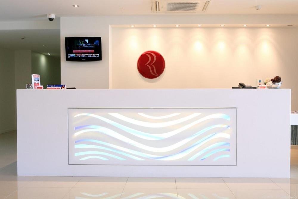 Ramada By Wyndham Hervey Bay Dalaman gambar Reception desk at the hotel